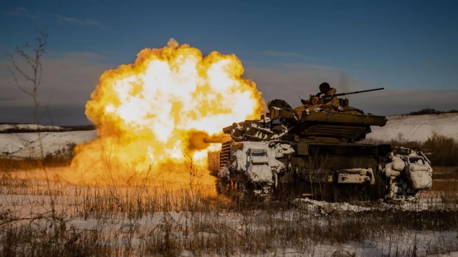 爆炸火焰从乌克兰坦克射出，雪地中朝俄军阵地开火