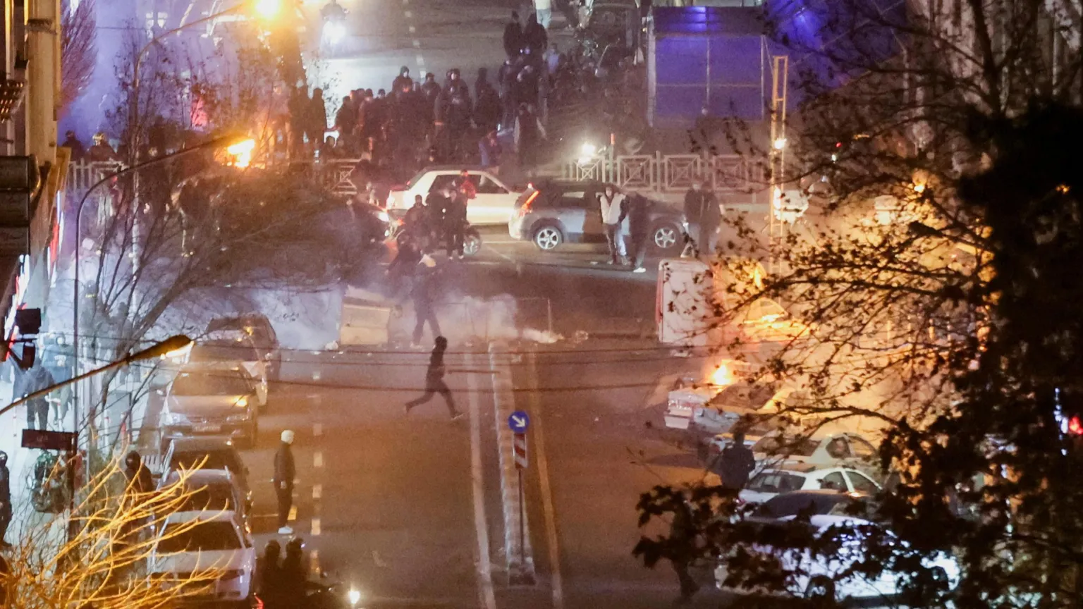 伊朗抗议再起却遭强力镇压，体制韧性背后暗藏危机