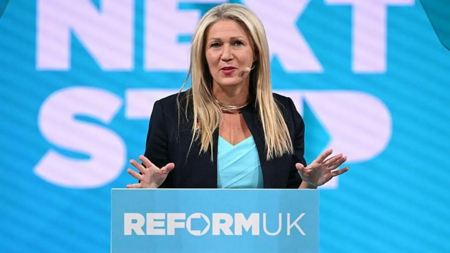 威尔士议员涉辱华言论被停职，称用词仅为‘外卖代称’引争议