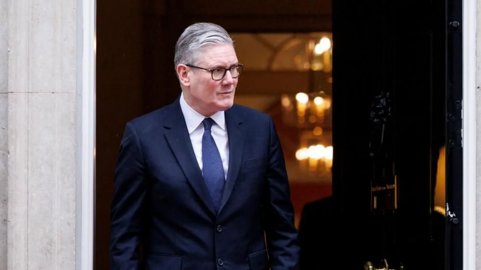 英国首相基尔·斯塔默站在伦敦唐宁街10号门前