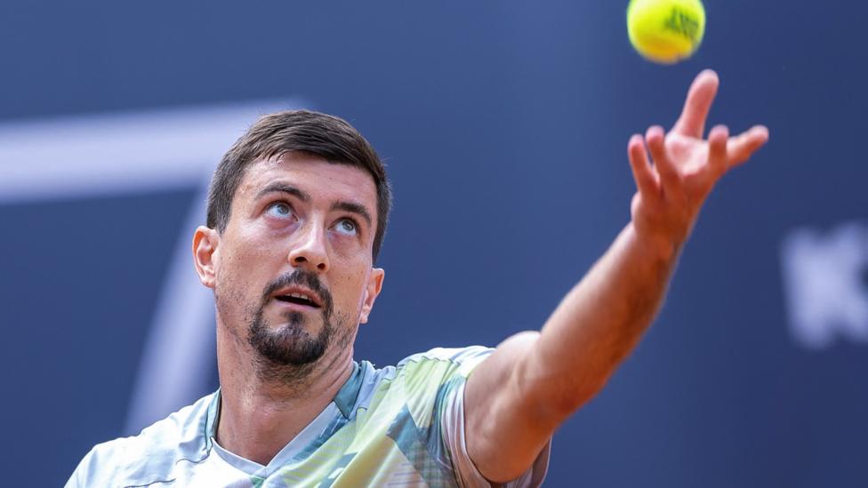 塞巴斯蒂安·奥夫纳准备发球