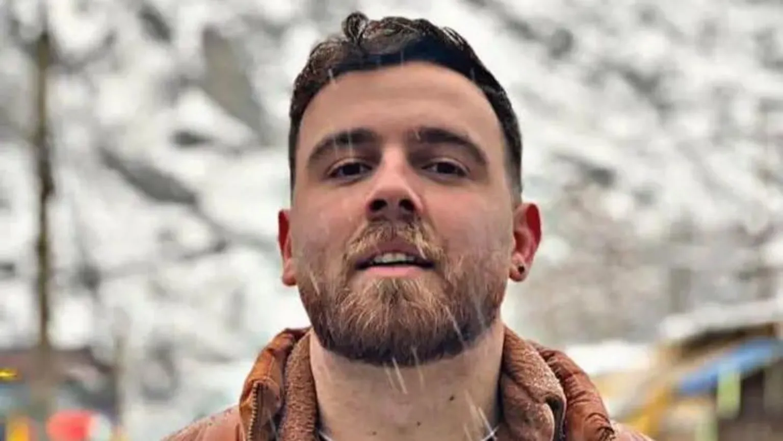 26岁抗议者 Erfan Soltani 的照片，背景飘雪