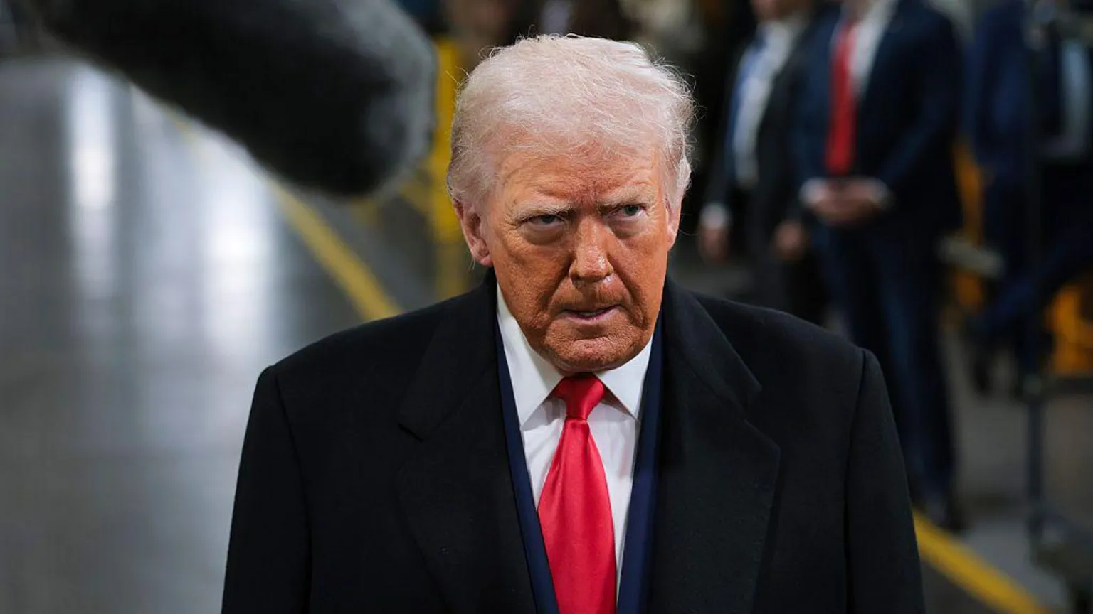 特朗普在福特工厂巡视