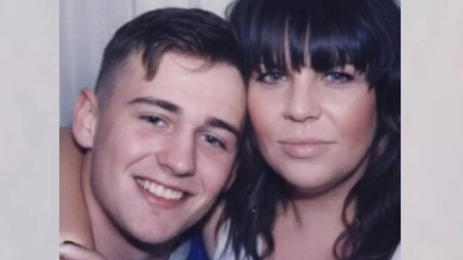 尼古拉与儿子阿尔菲的合影，两人头靠头微笑