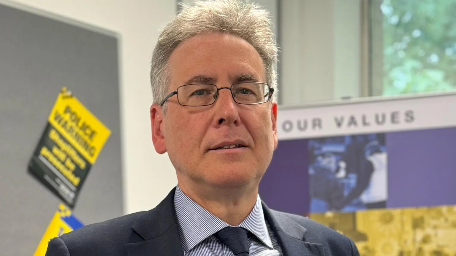 西米德兰兹郡警察与犯罪事务专员西蒙·福斯特将在问责会议上质询吉尔福德