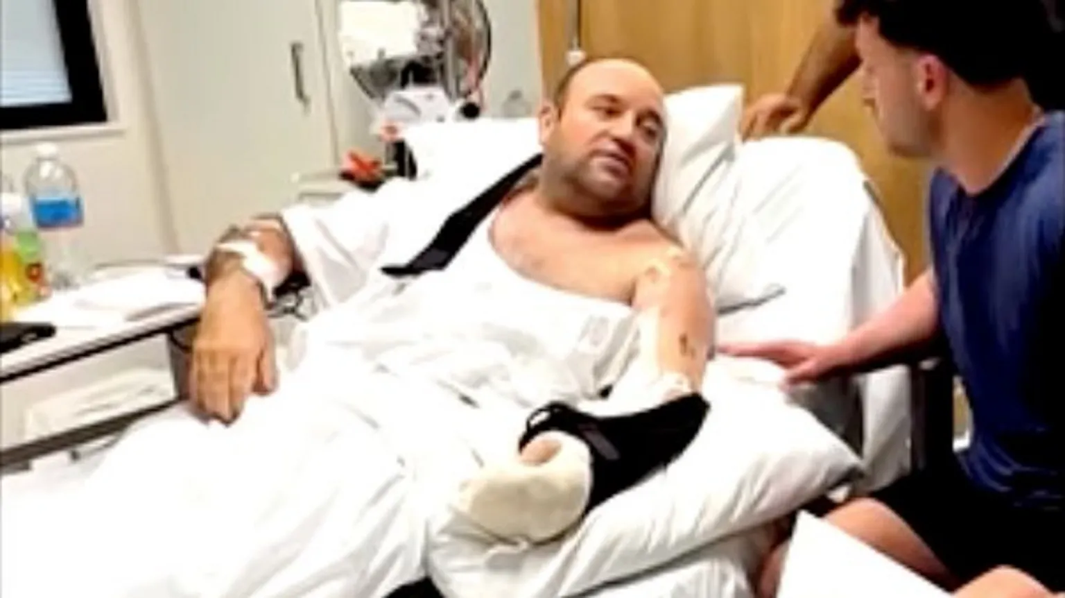 Ahmed Al Ahmed 在病床上收到捐款支票